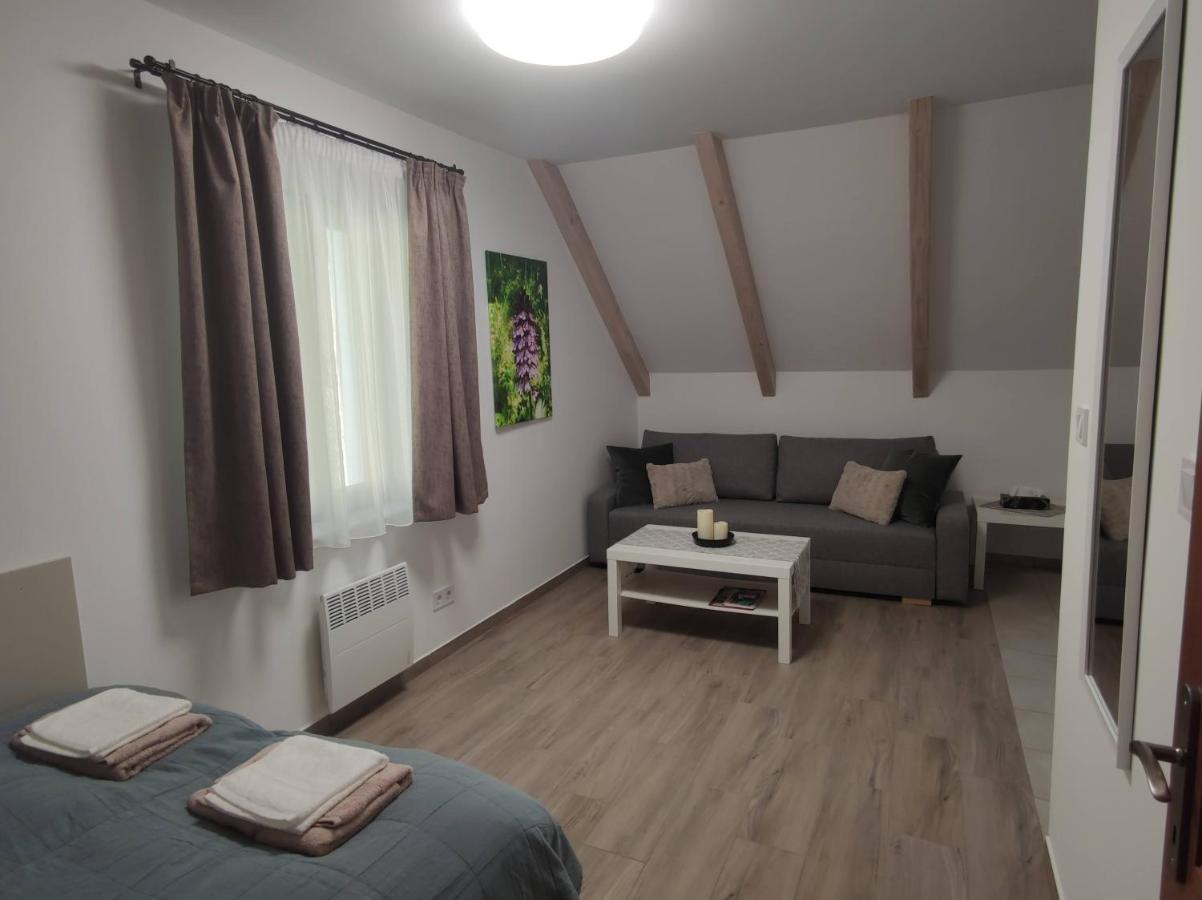 Apartmán Kosbor Vendeghaz Monoszlo Exteriér fotografie